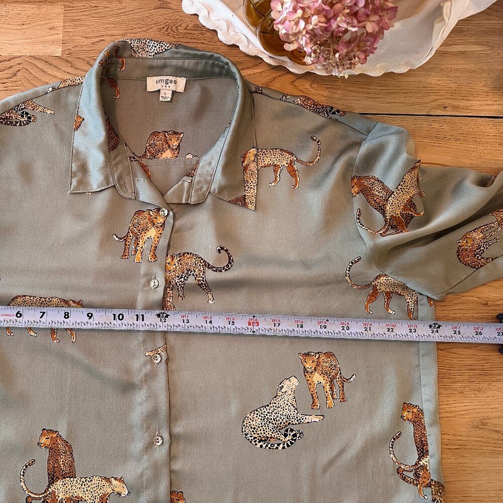 Umgee (Boutique) Sage Green Jungle Cat Blouse Size L - Picture 14 of 14